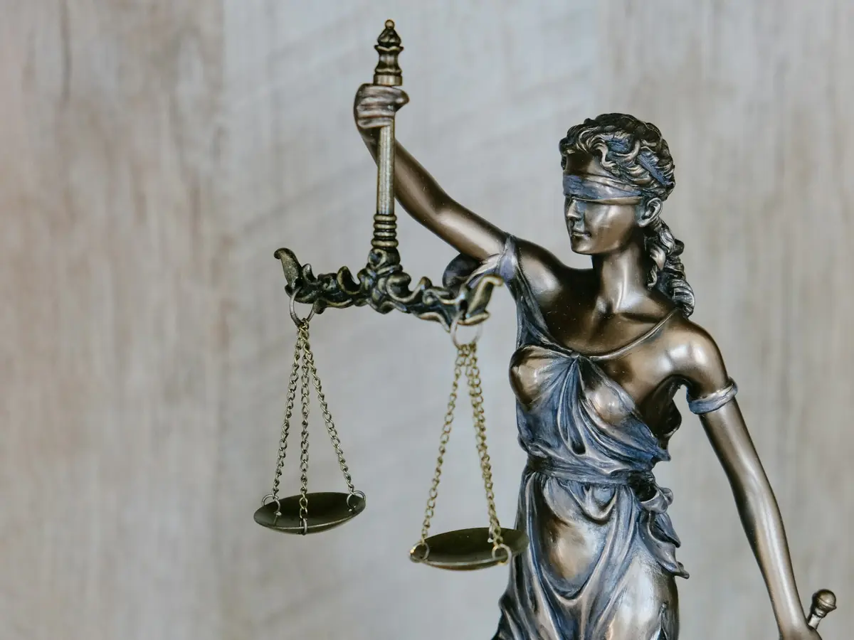 Estatua de la justicia con los ojos vendados y una balanza