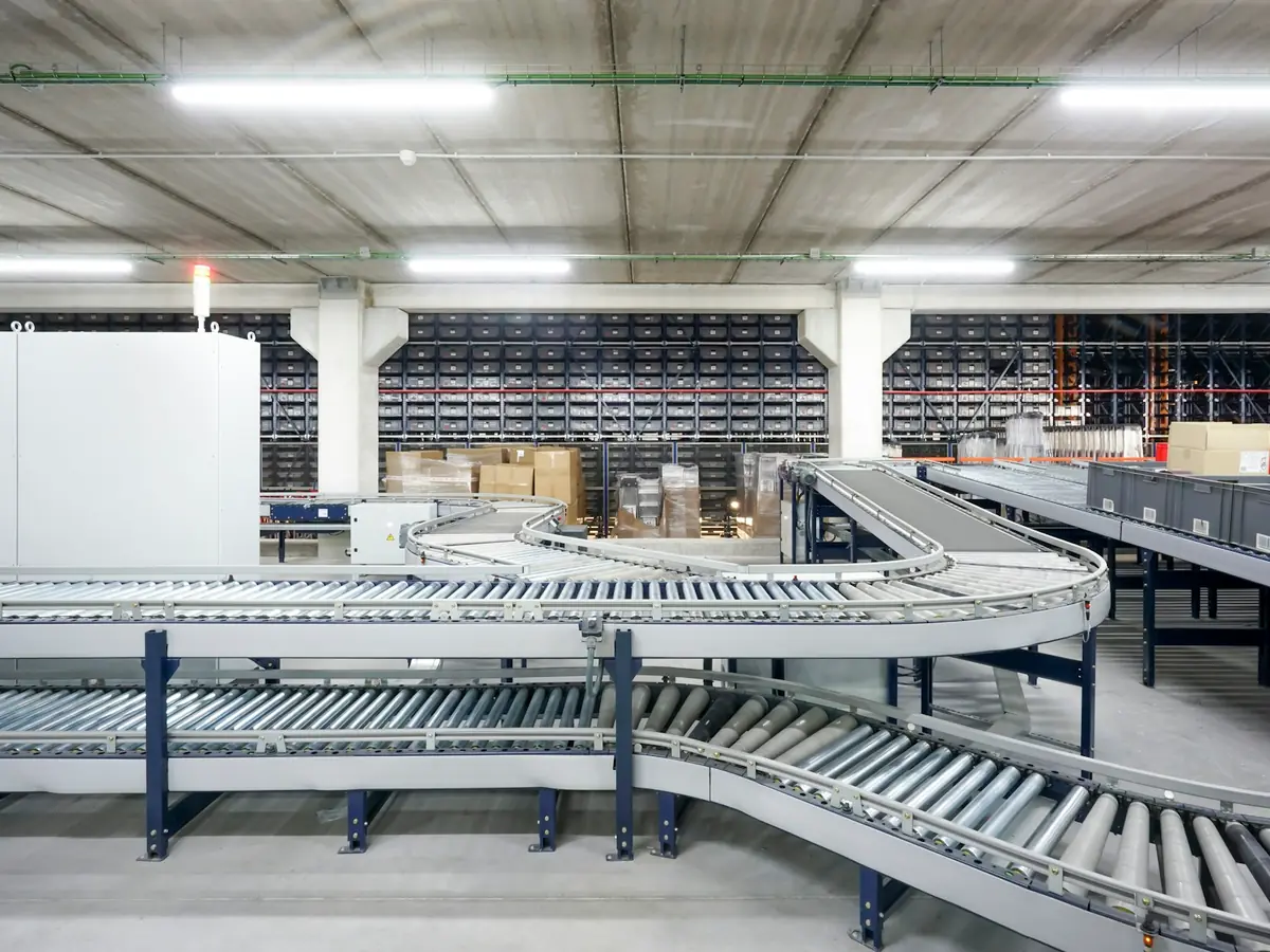 Banda transportadora de rodillos en un centro de distribución