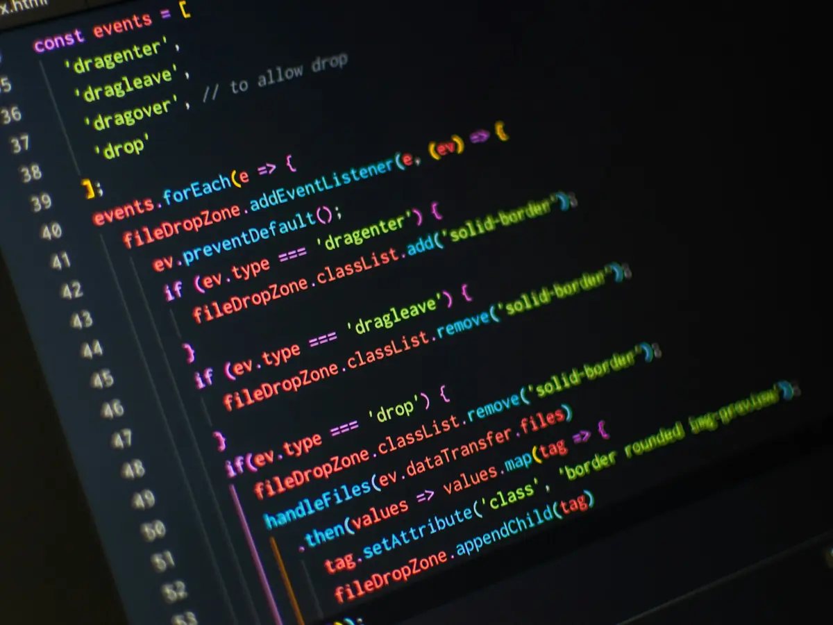 Pantalla con líneas de código de programación