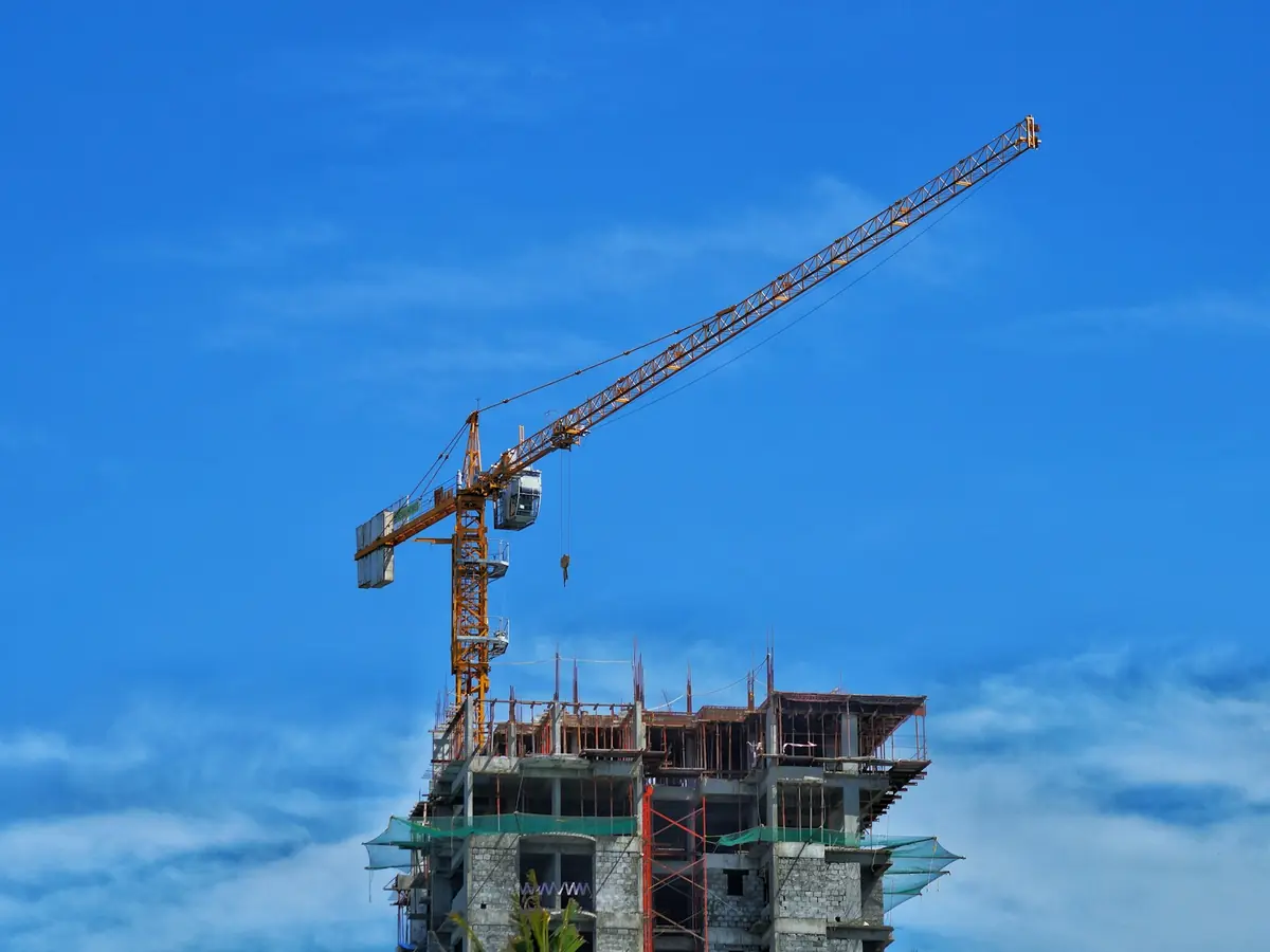 Grúa torre sobre un edificio en construcción