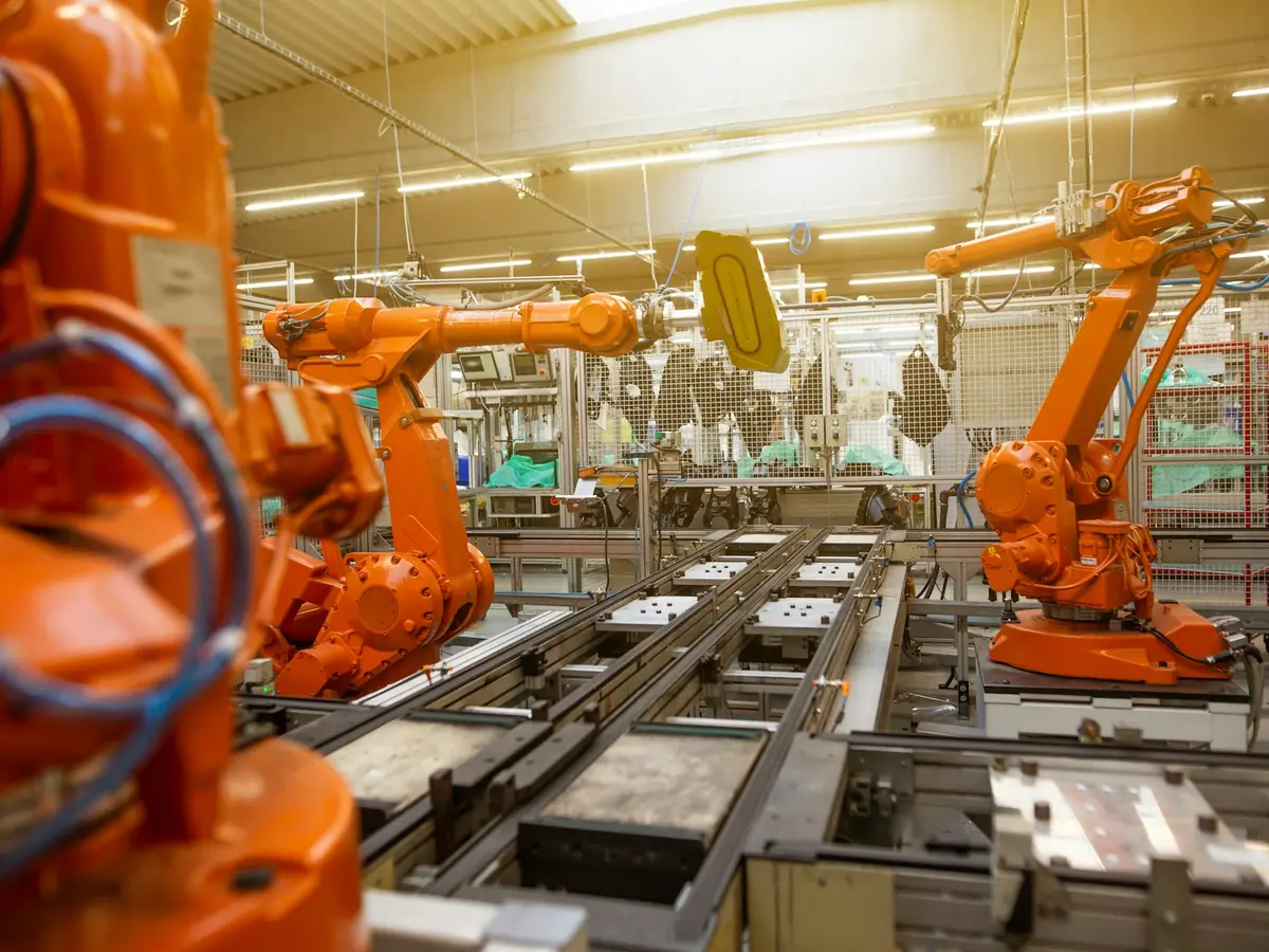 Brazos robóticos en una línea de producción