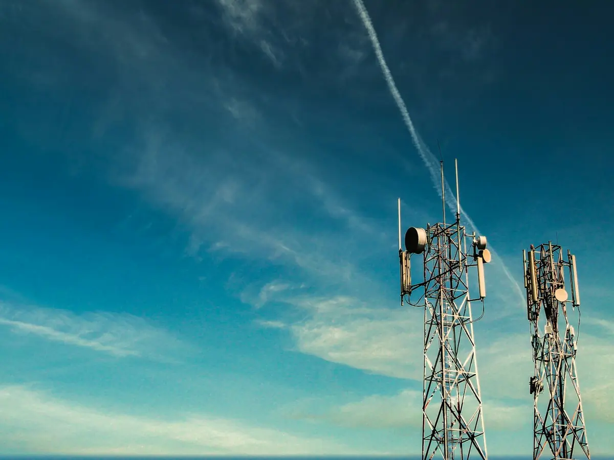 Torres de telecomunicaciones con antenas contra el cielo